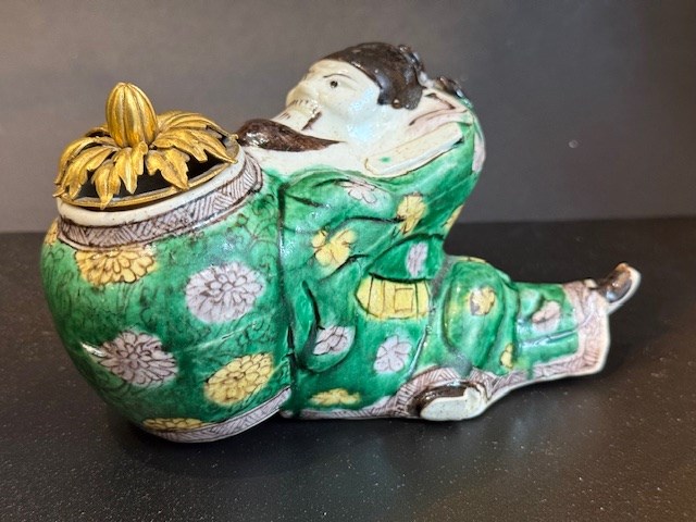 Porcelain Figure  representing Li Bai in enameled biscuit sancai. Celebrity poet falling asleep on his filled jar
d alcooll . Period Kangxi 1662/1722 
gilt bronze lid France 19th century